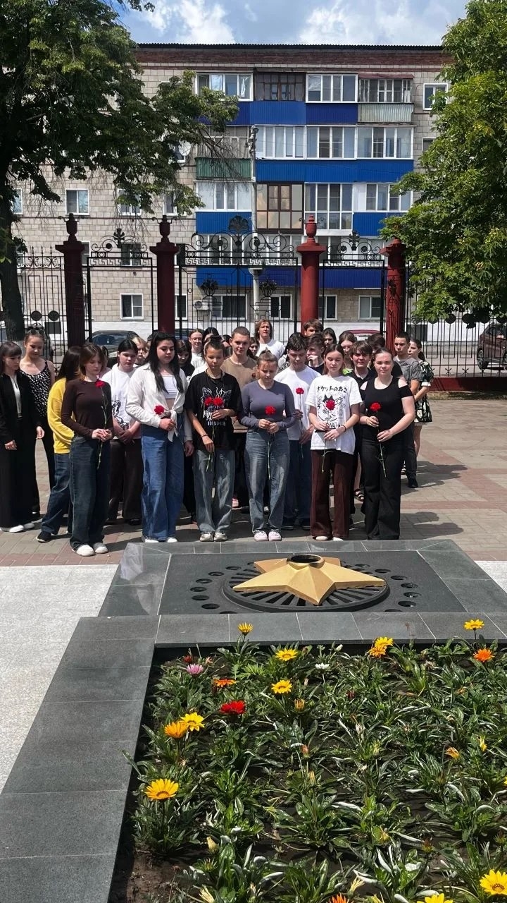 Возложение цветов к памятникам боевой славы, посвященное празднованию Дня России